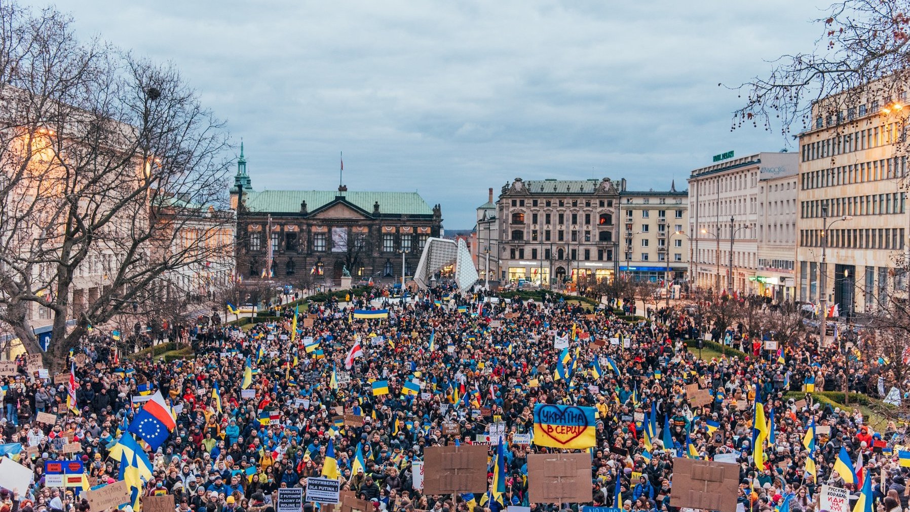 Na zdjęciu tłum ludzi na placu Wolności, protestujących przeciwko wojnie