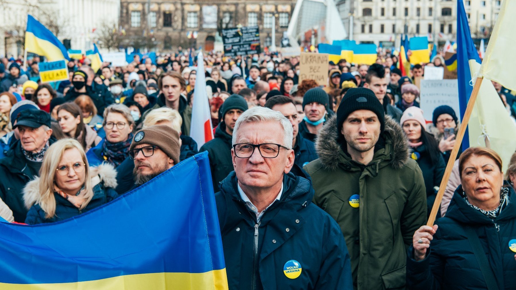 Na zdjęciu protest przeciwko wojnie w Ukrainie, wśród tłumu stoi także prezydent Poznania