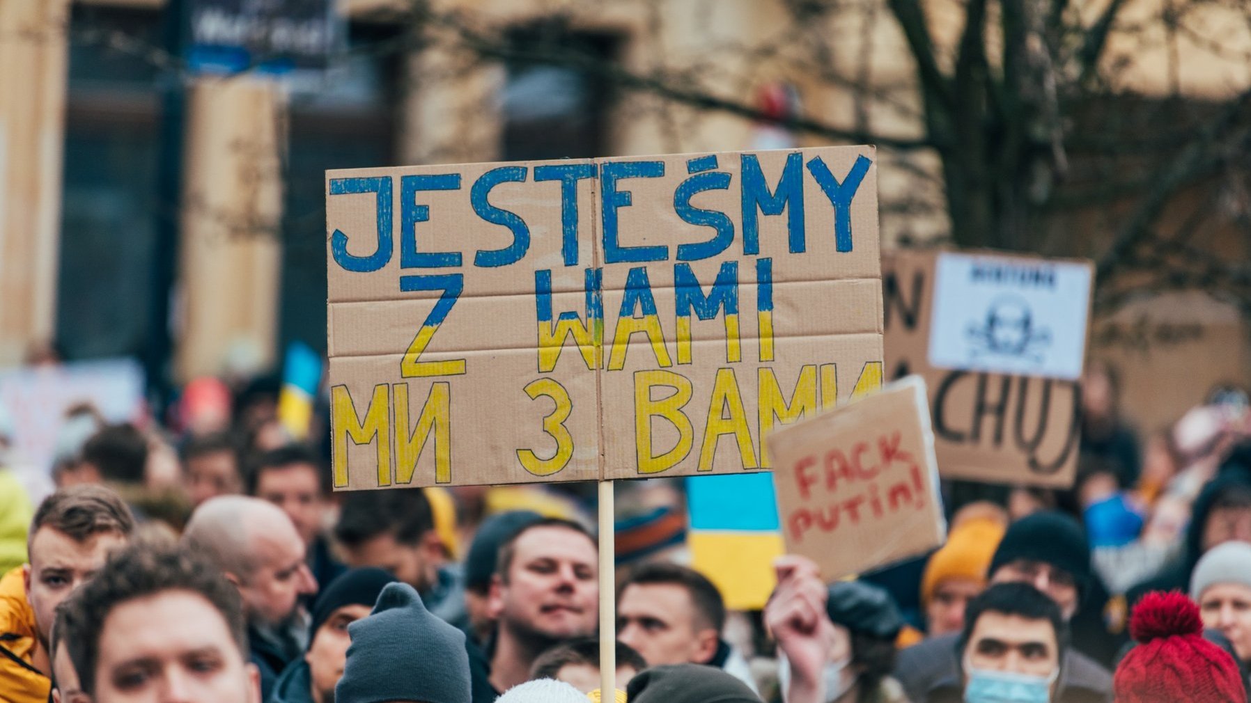 Na zdjęciu protest przeciwko wojnie, na pierwszym planie transparent z napisem: jesteśmy z wami