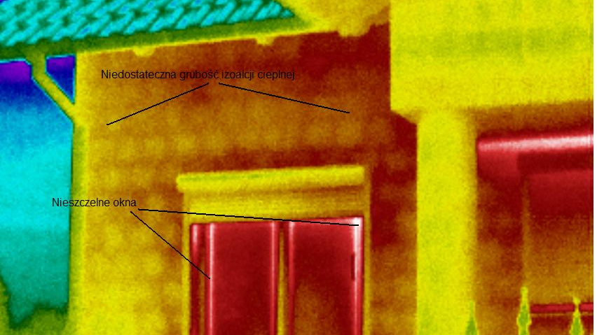 Podgląd kamery termowizyjnej na budynek - całość jest w kolorach od żóltego do czerwonego