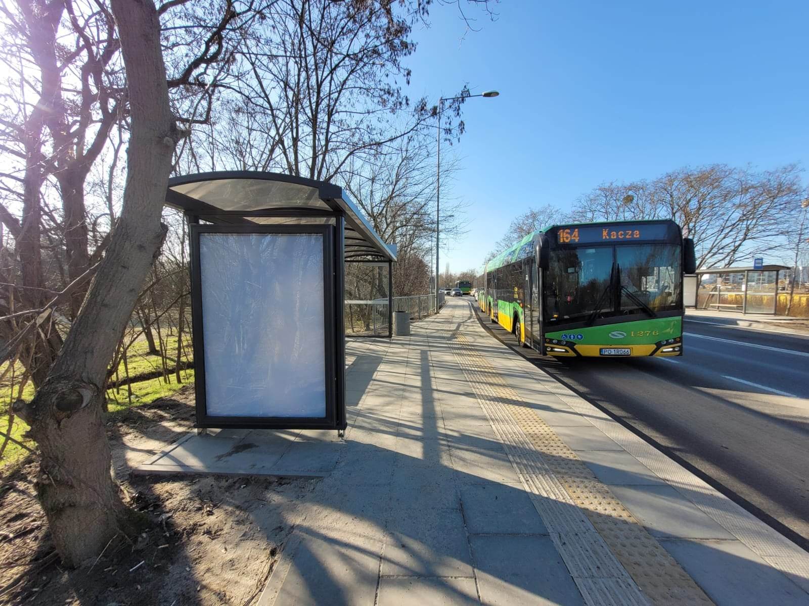 Zdjęcie odnowionego przystanku i wiaty - grafika rozmowy