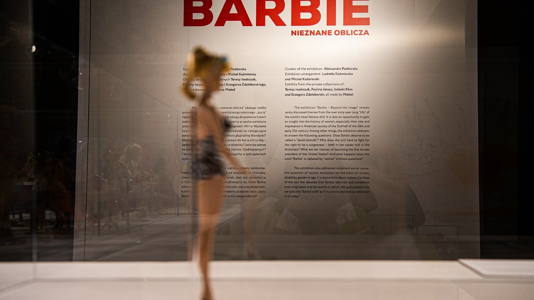 Galeria zdjęć przedstawiająca wystawę lalek Barbie w różnych strojach i o różnym wyglądzie, a także dodatki i gadżety