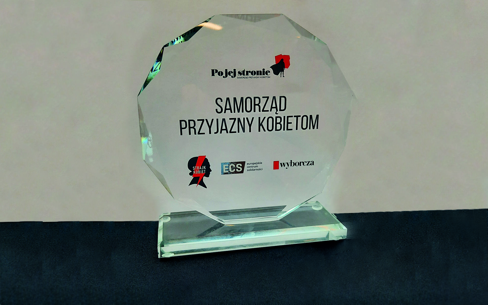 Na zdjęciu statuetka z napisem "samorząd przyjazny kobietom" - grafika rozmowy