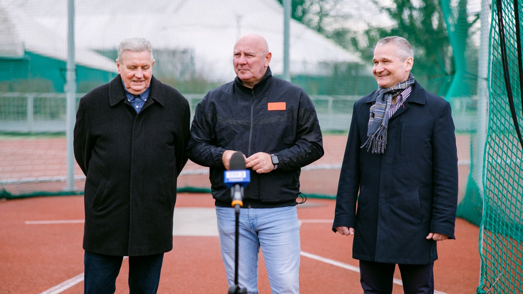 Zdjęcie z briefingu, na którym ogłoszono Czesława Cybulskiego jako patrona zawodów lekkoatletycznych w Poznaniu