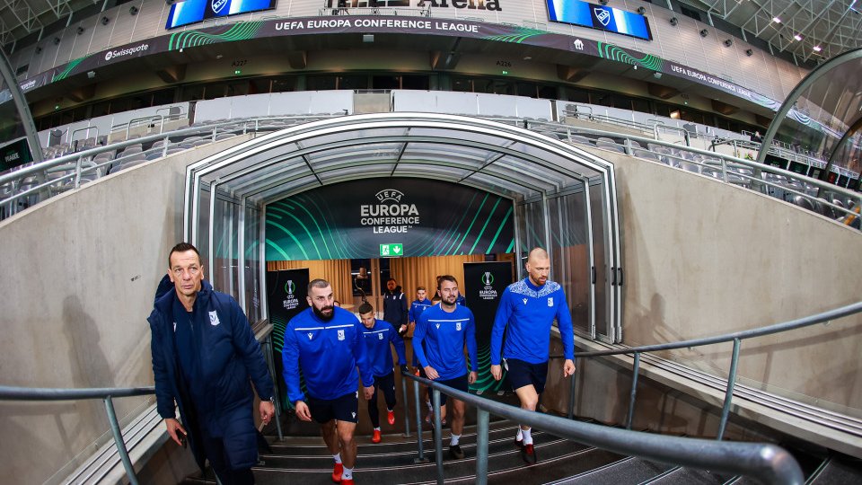 Galeria zdjęć przedstawia piłkarzy Lecha Poznań trenujących na stadionie Djurgårdens IF w Sztokholmie.