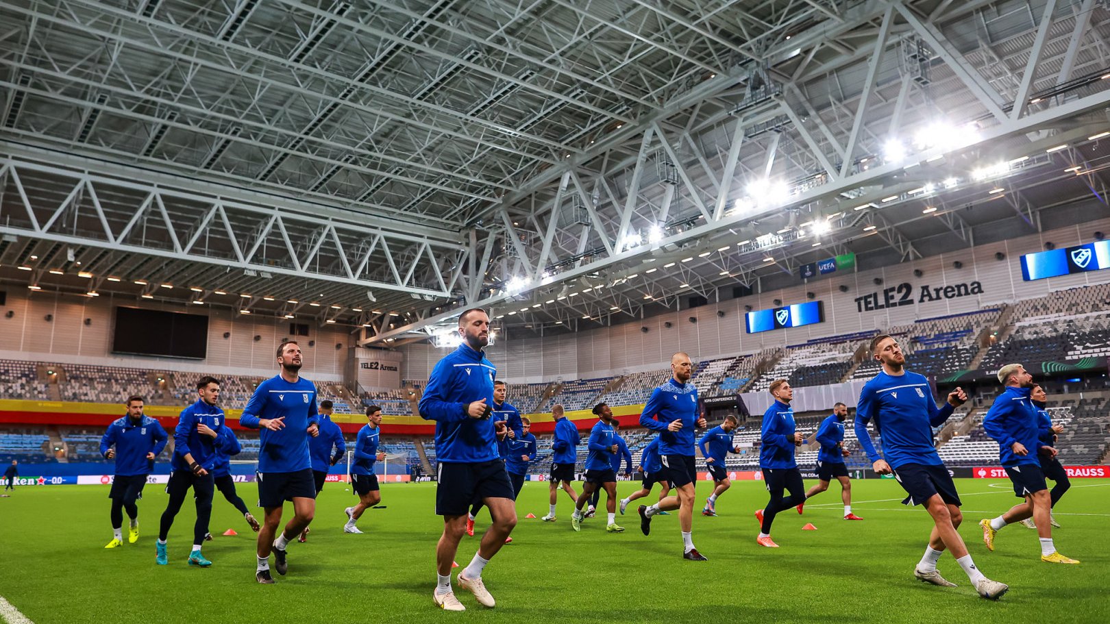 Galeria zdjęć przedstawia piłkarzy Lecha Poznań trenujących na stadionie Djurgårdens IF w Sztokholmie.