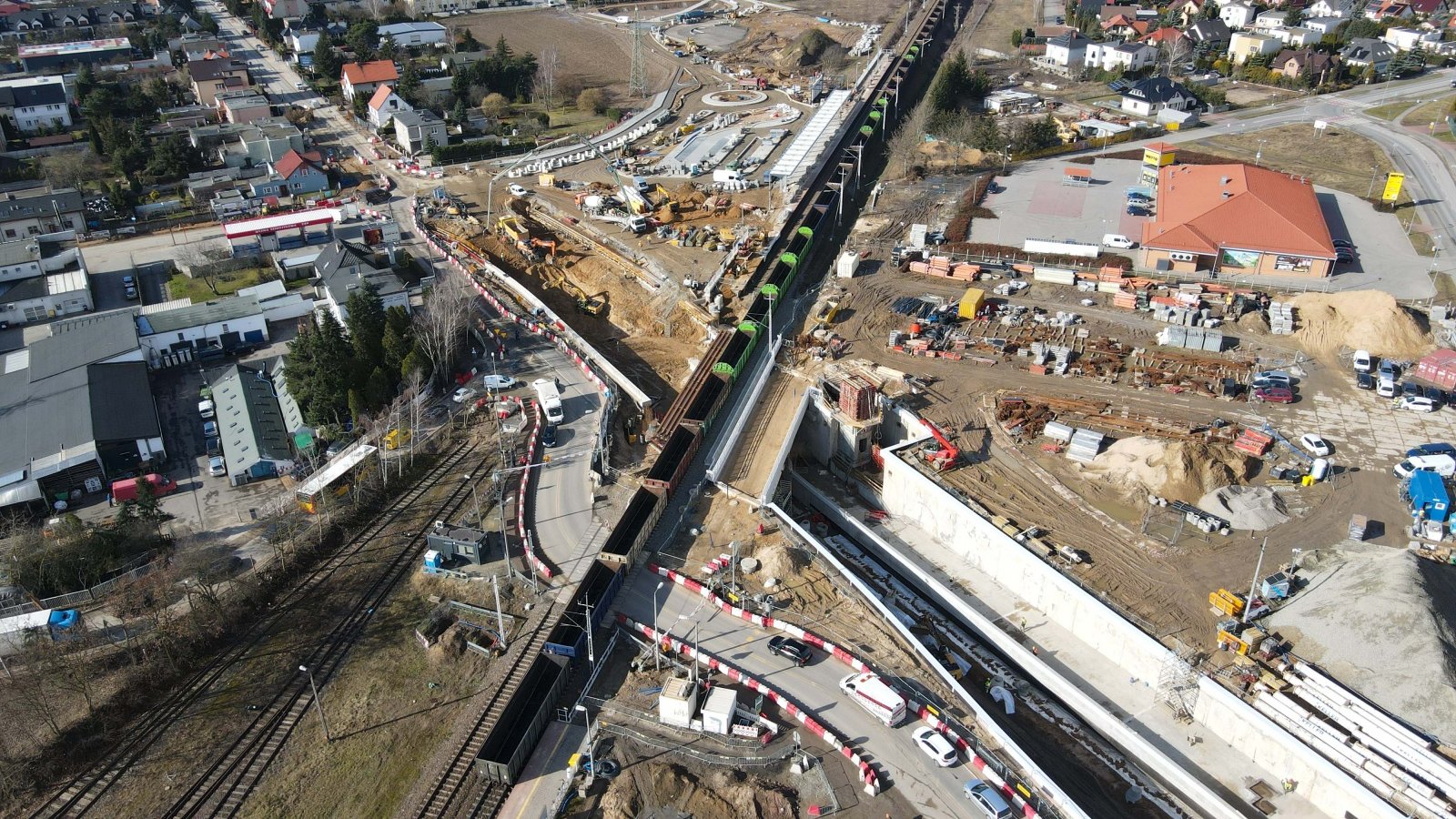 Na zdjęciu plac budowy widziany z lotu ptaka, w centrum tory i pociąg