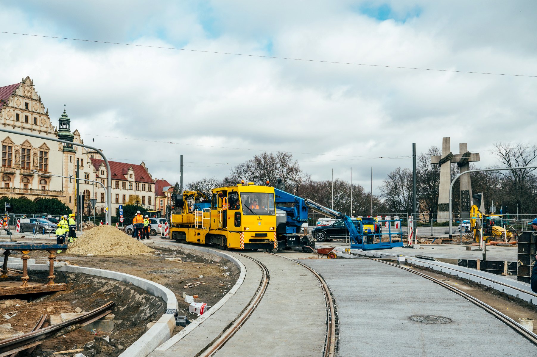 Galeria zdjęć przedstawia remontowany odcinek torów tramwajowych, po których przejeżdżał tekstowo pojazd szynowy - grafika rozmowy