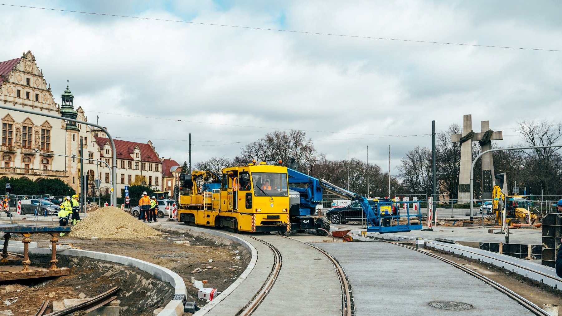 Galeria zdjęć przedstawia remontowany odcinek torów tramwajowych, po których przejeżdżał tekstowo pojazd szynowy