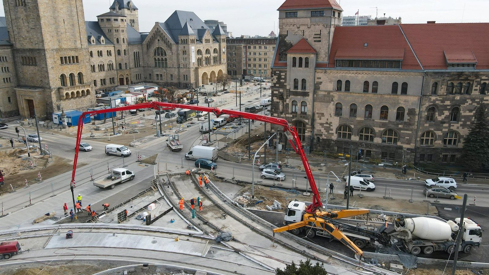 Galeria zdjęć przedstawia remontowany odcinek torów tramwajowych, po których przejeżdżał tekstowo pojazd szynowy