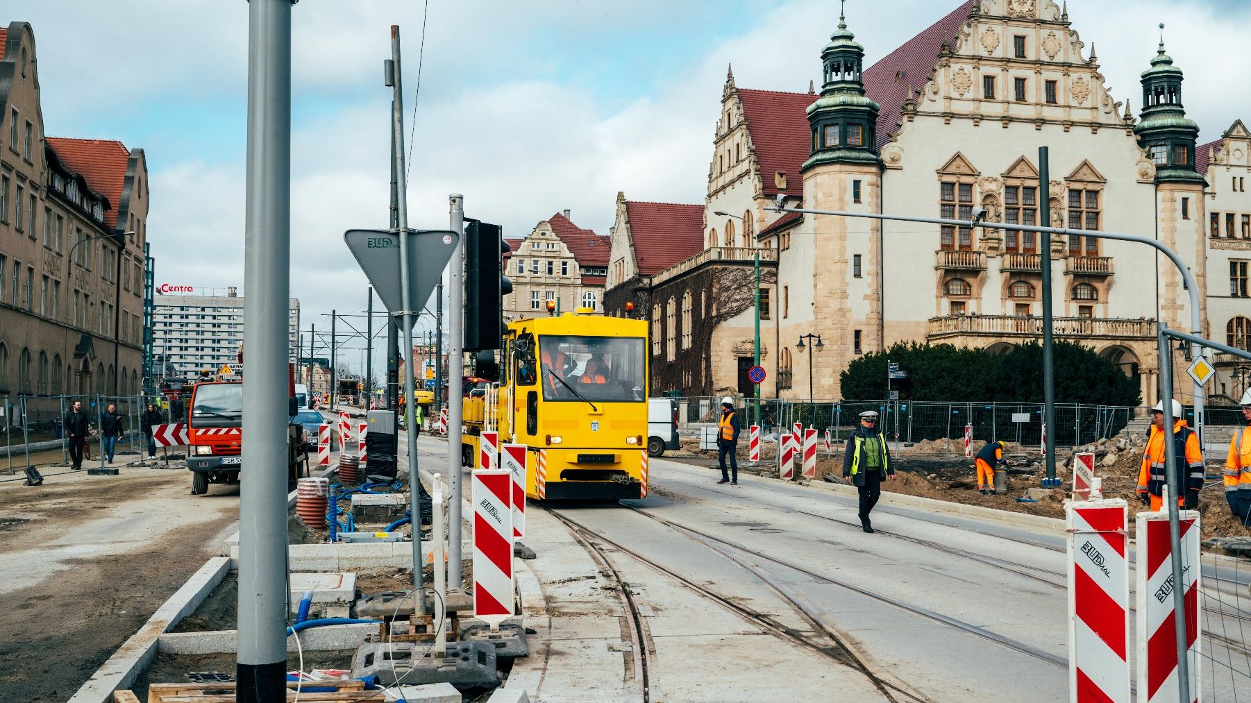 Galeria zdjęć przedstawia remontowany odcinek torów tramwajowych, po których przejeżdżał tekstowo pojazd szynowy