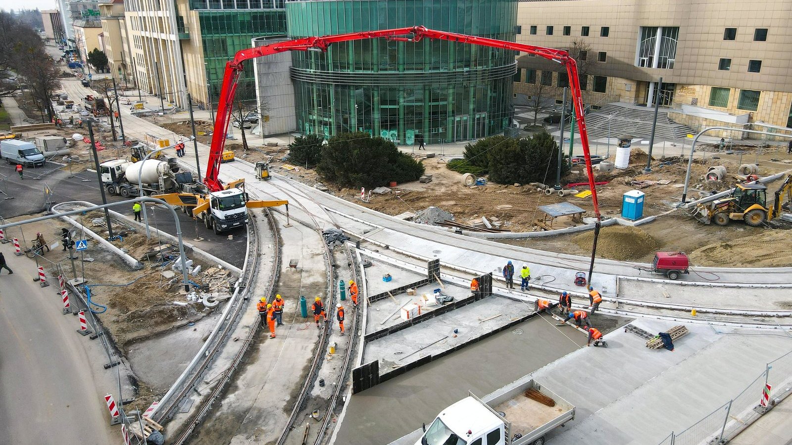 Galeria zdjęć przedstawia remontowany odcinek torów tramwajowych, po których przejeżdżał tekstowo pojazd szynowy