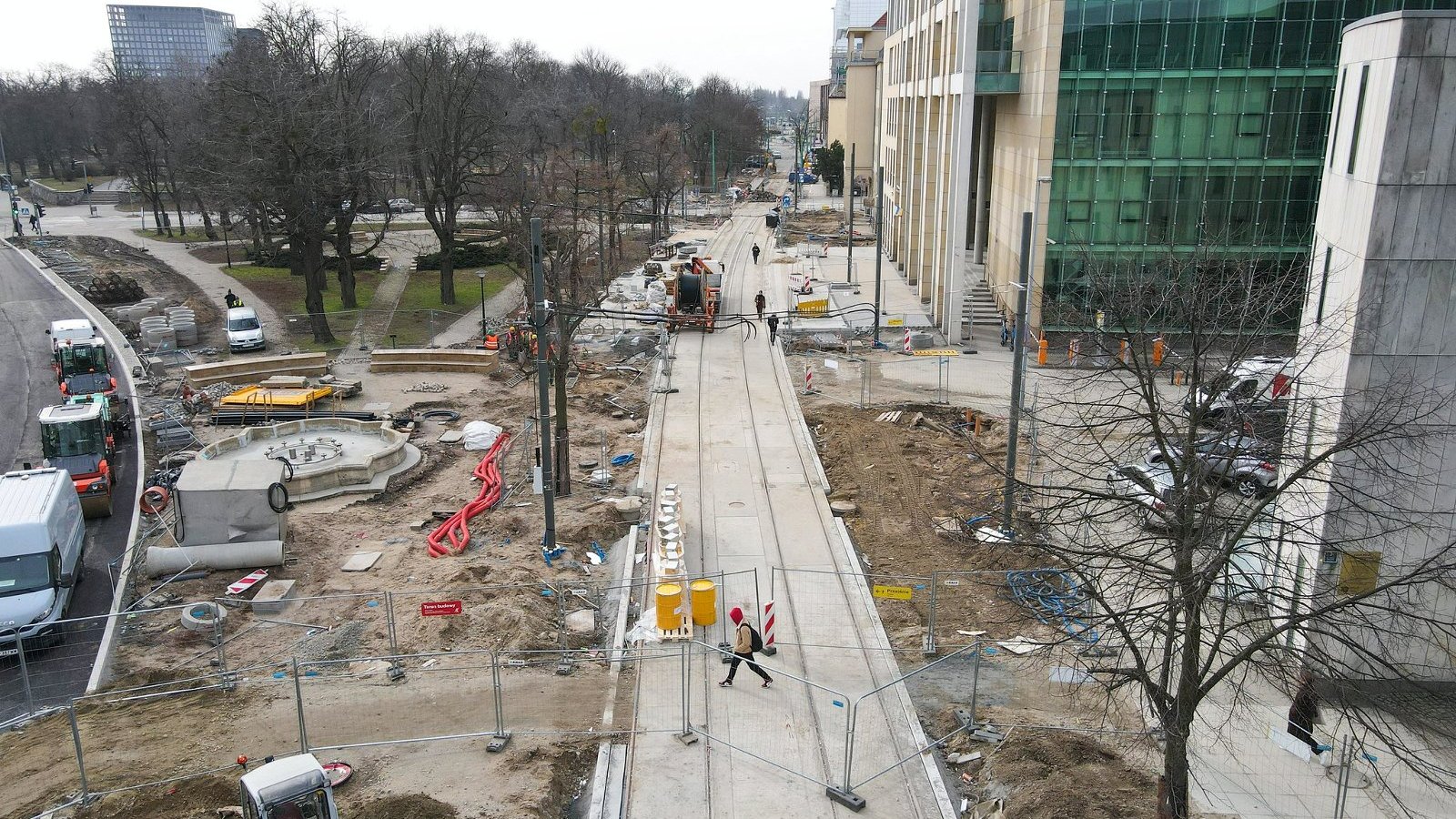 Galeria zdjęć przedstawia remontowany odcinek torów tramwajowych, po których przejeżdżał tekstowo pojazd szynowy