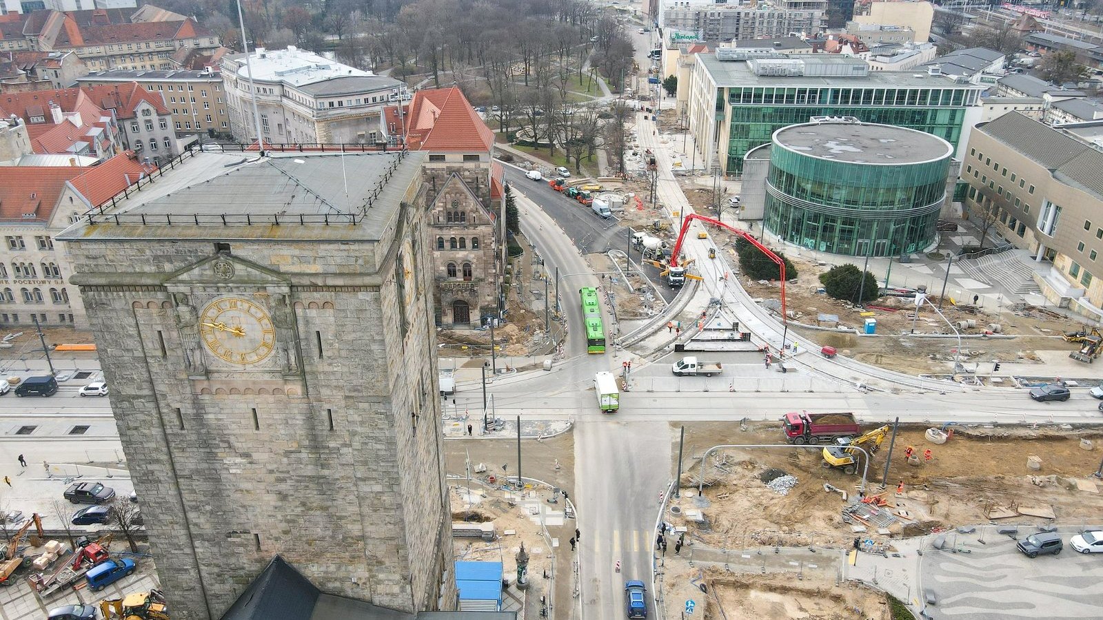 Galeria zdjęć przedstawia remontowany odcinek torów tramwajowych, po których przejeżdżał tekstowo pojazd szynowy