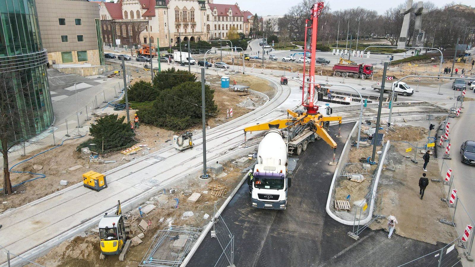 Galeria zdjęć przedstawia remontowany odcinek torów tramwajowych, po których przejeżdżał tekstowo pojazd szynowy