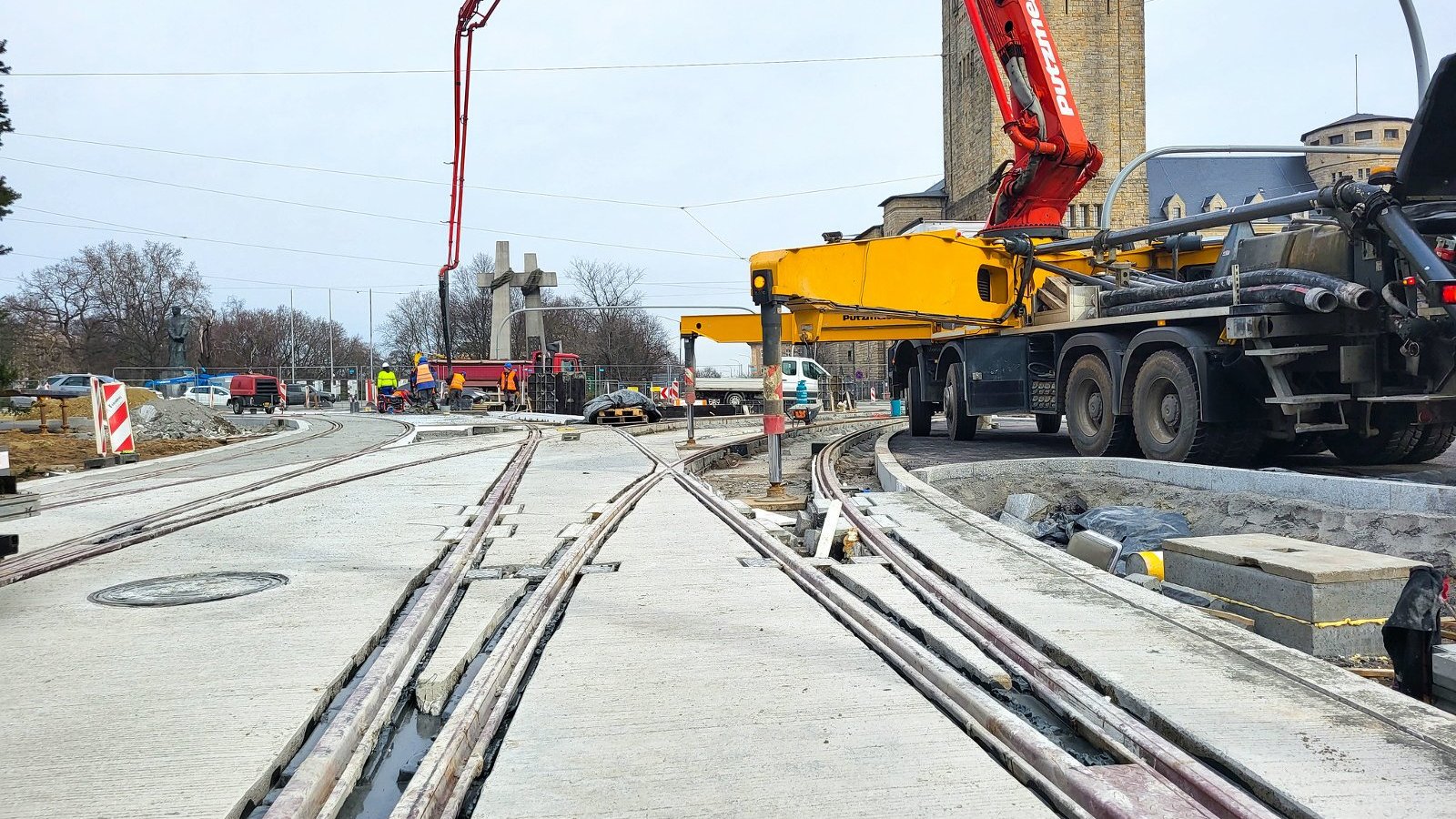 Galeria zdjęć przedstawia remontowany odcinek torów tramwajowych, po których przejeżdżał tekstowo pojazd szynowy