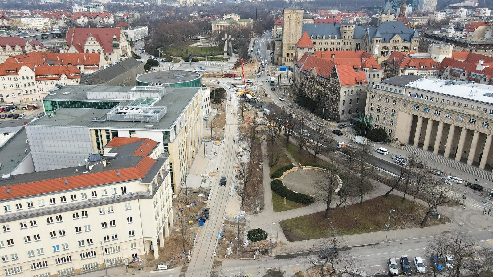 Galeria zdjęć przedstawia remontowany odcinek torów tramwajowych, po których przejeżdżał tekstowo pojazd szynowy