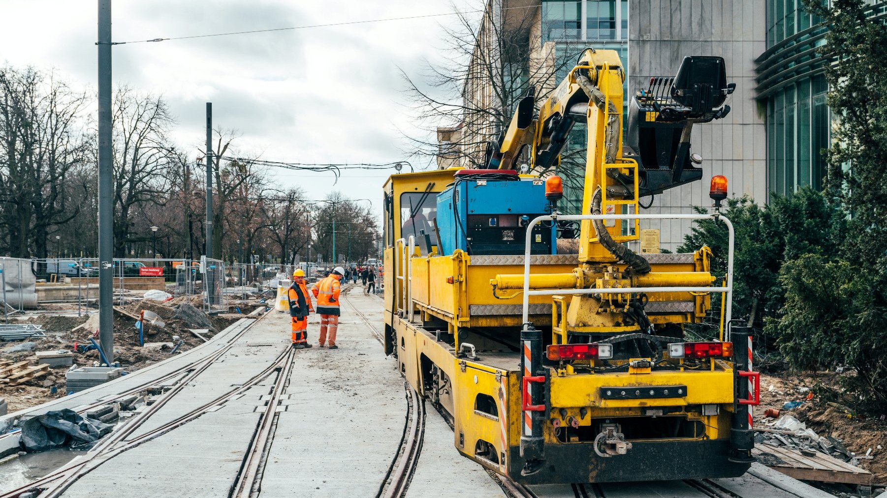 Galeria zdjęć przedstawia remontowany odcinek torów tramwajowych, po których przejeżdżał tekstowo pojazd szynowy