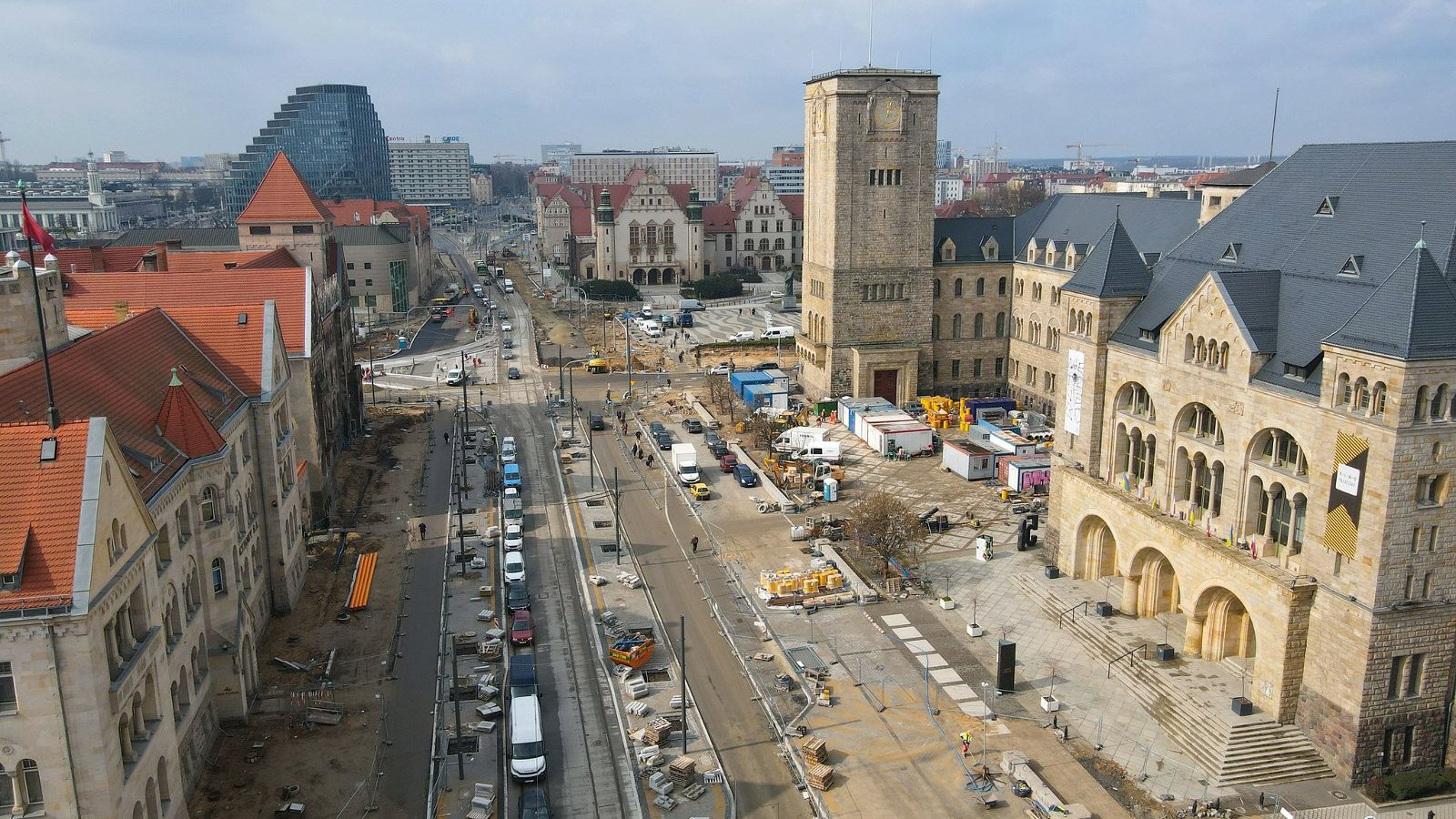 Na zdjęciu plac budowy widziany z lotu ptaka, w centrum maszyny, z boku CK Zamek