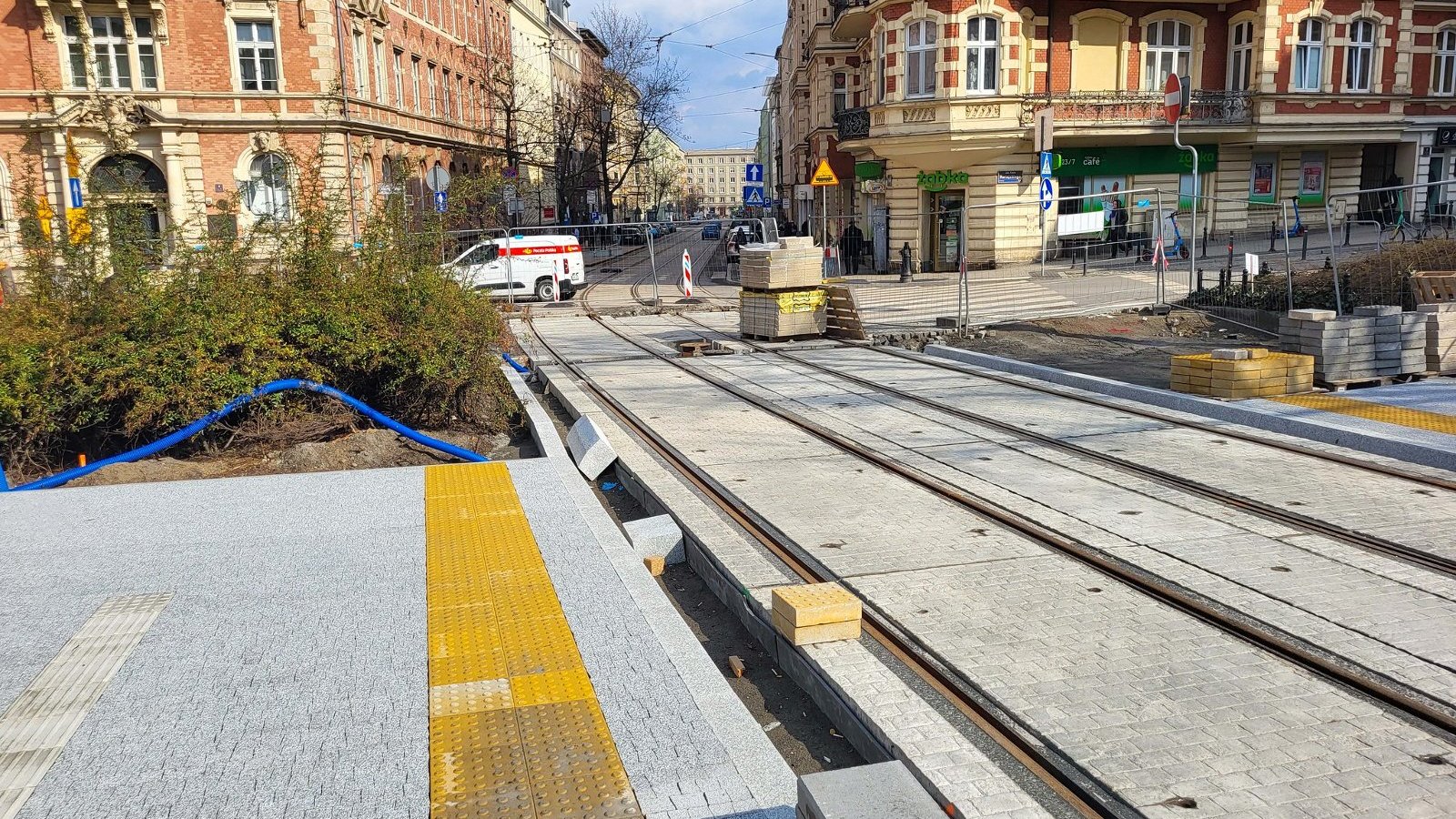 Na zdjeciu plac budowy, w centrum torowisko