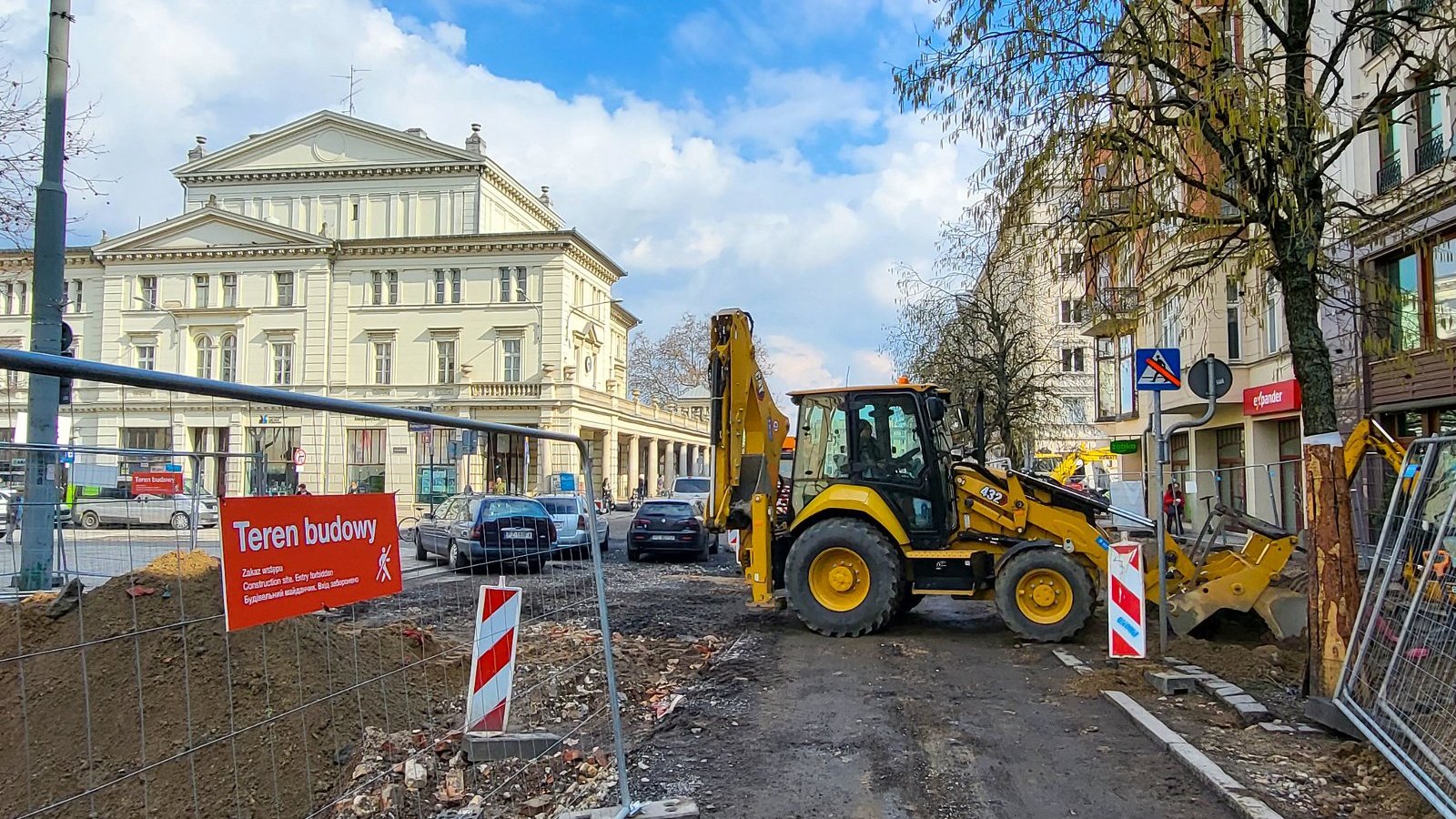 Na zdjęciu teren budowy, w centrum koparka