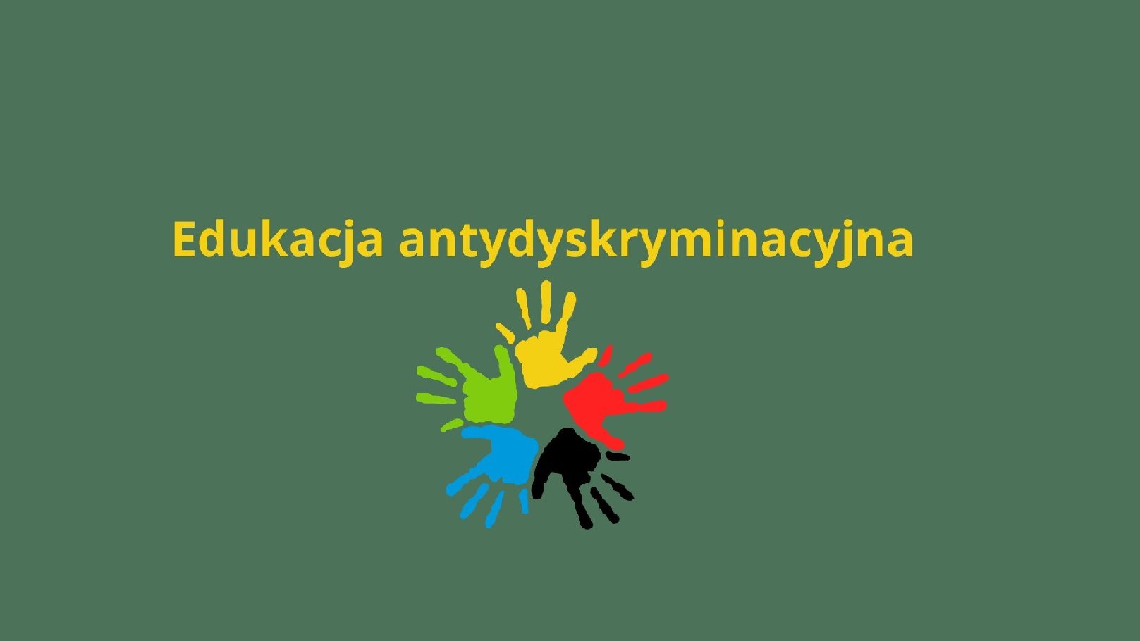 Zielona grafika z napisem "edukacja antydyskryminacyjna" oraz odciskiem 5 dłoni w kolorach czerwonym, czarnym, niebieskim, zielonym i żółtym.