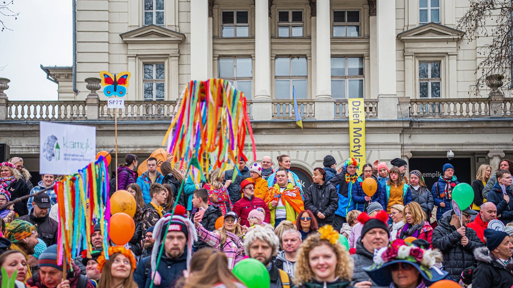 Na zdjęciu kolorowy tłum ludzi