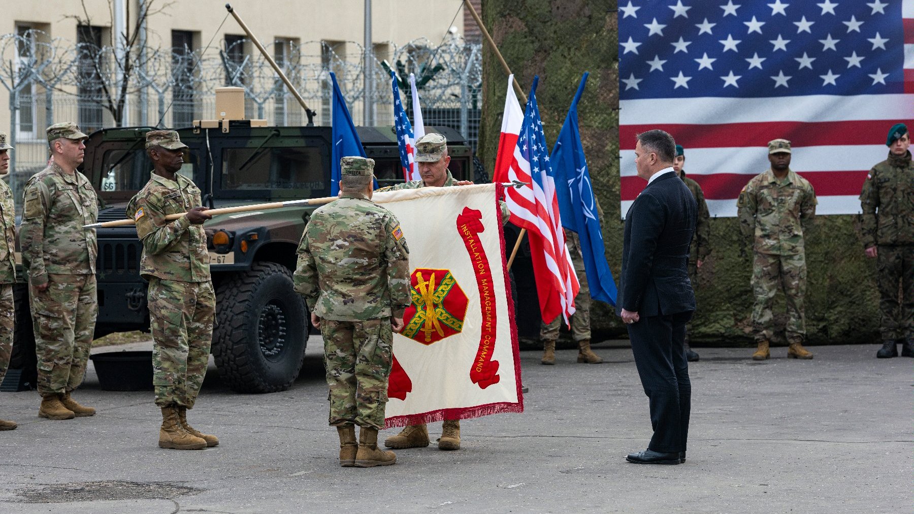 Galeria zdjęć przedstawia uroczystości z okazji ustanowienia w Poznaniu pierwszego w Polsce stałego garnizonu wojska USA.