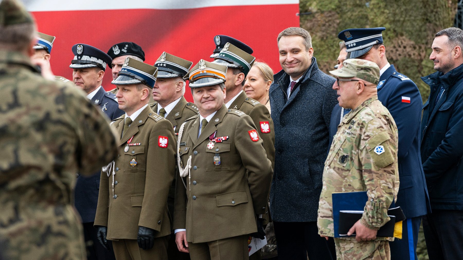 Galeria zdjęć przedstawia uroczystości z okazji ustanowienia w Poznaniu pierwszego w Polsce stałego garnizonu wojska USA.