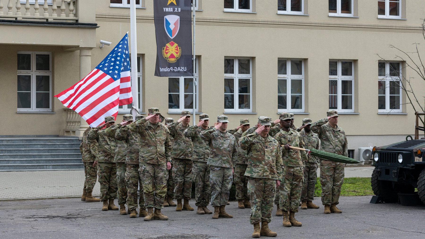 Galeria zdjęć przedstawia uroczystości z okazji ustanowienia w Poznaniu pierwszego w Polsce stałego garnizonu wojska USA.