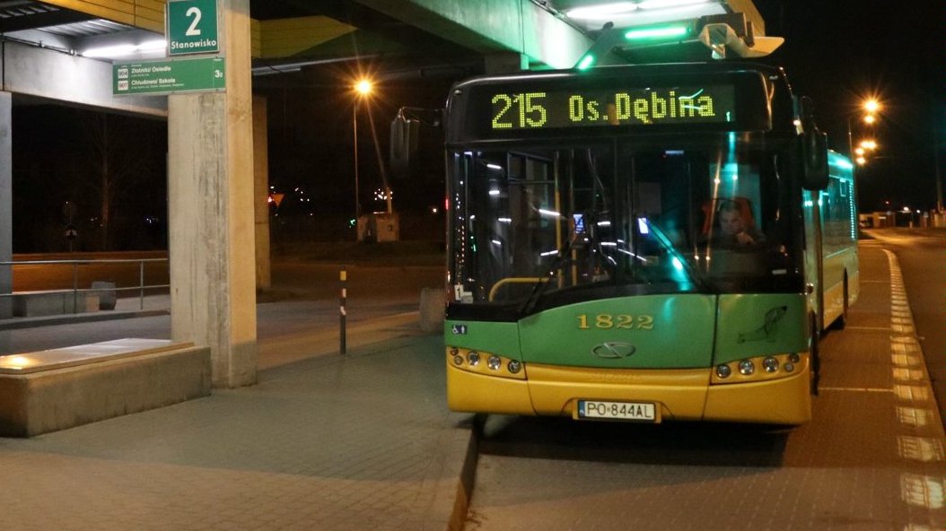 Autobus nocnej linii 215 stojący na dworcu Os. Sobieskiego