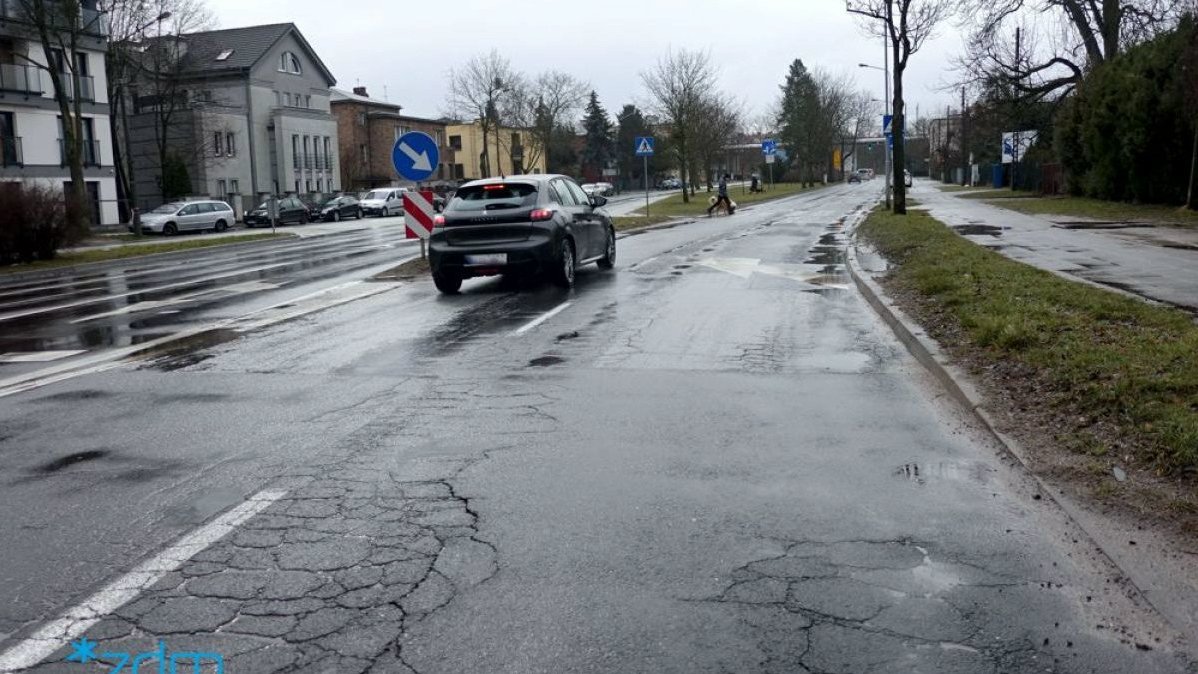 Zniszczona nawierzchnia przed rozpoczęciem prac na ul. Nad Wierzbakiem