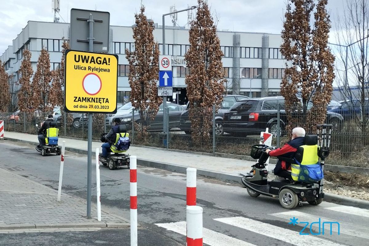 Znak informujący o zamknięciu ul. Rylejewa - grafika rozmowy