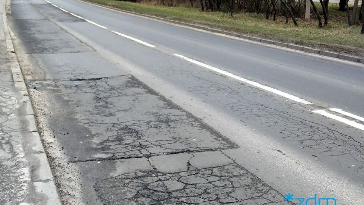 Zdjęcie zniszczonej nawierzchni ul. Umultowskiej