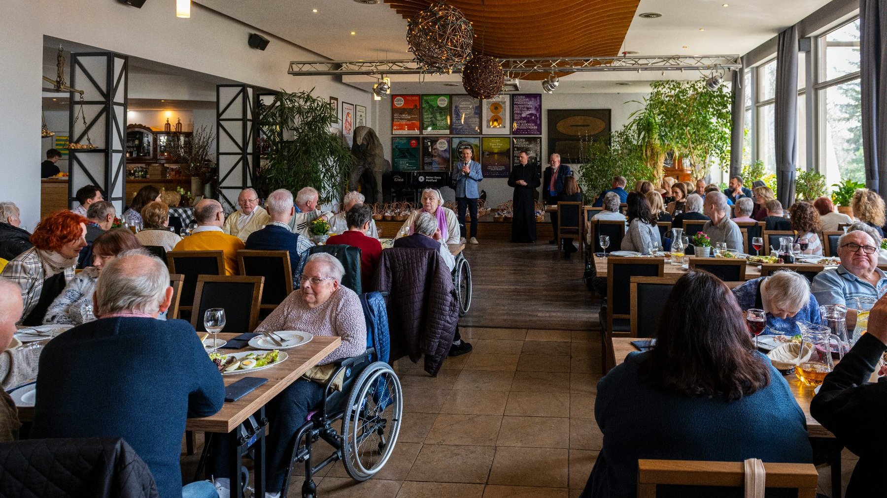 Na zdjęciu sala restauracyjna, w niej seniorzy