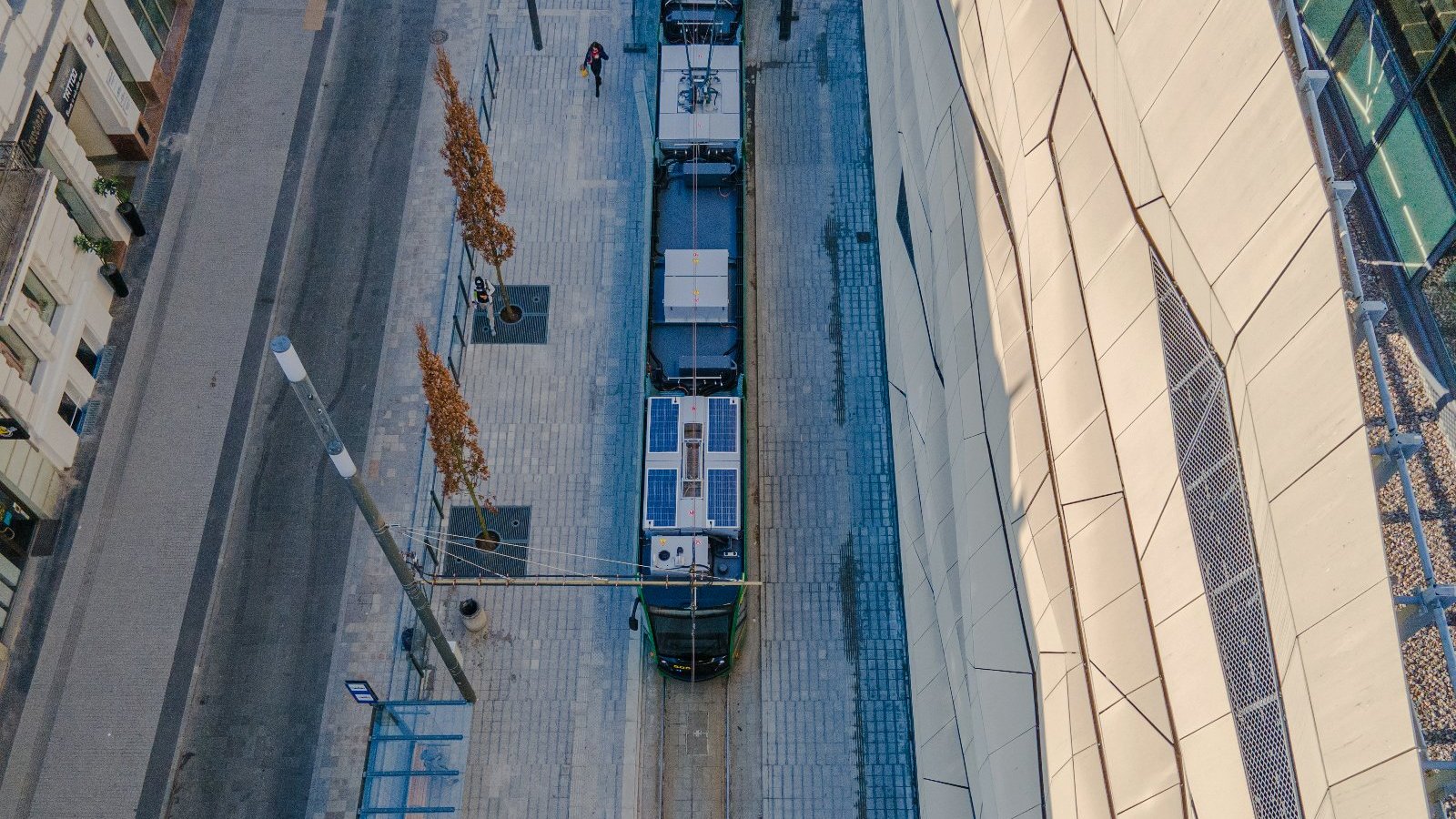 Galeria zdjęć tramwaju Siemens Combino z panelami fotowoltaiczne