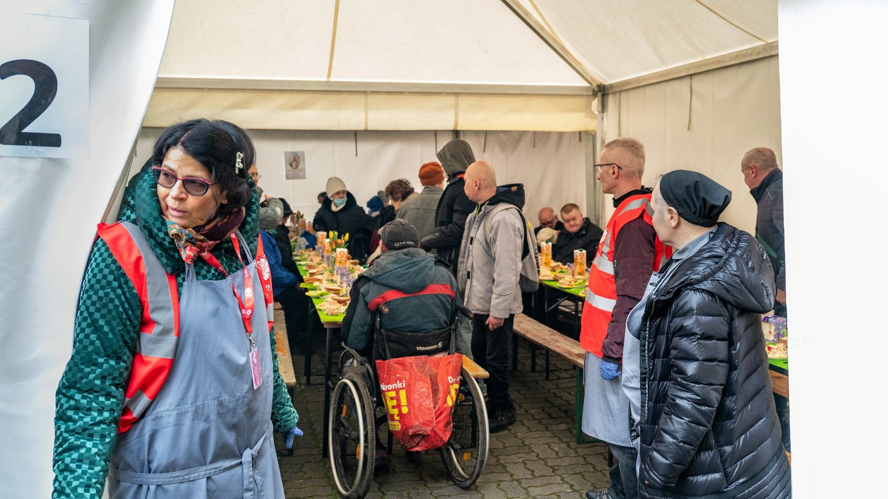 Galeria zdjęć przedstawia śniadanie wielkanocne dla osób potrzebujących przy ul. Łąkowej.