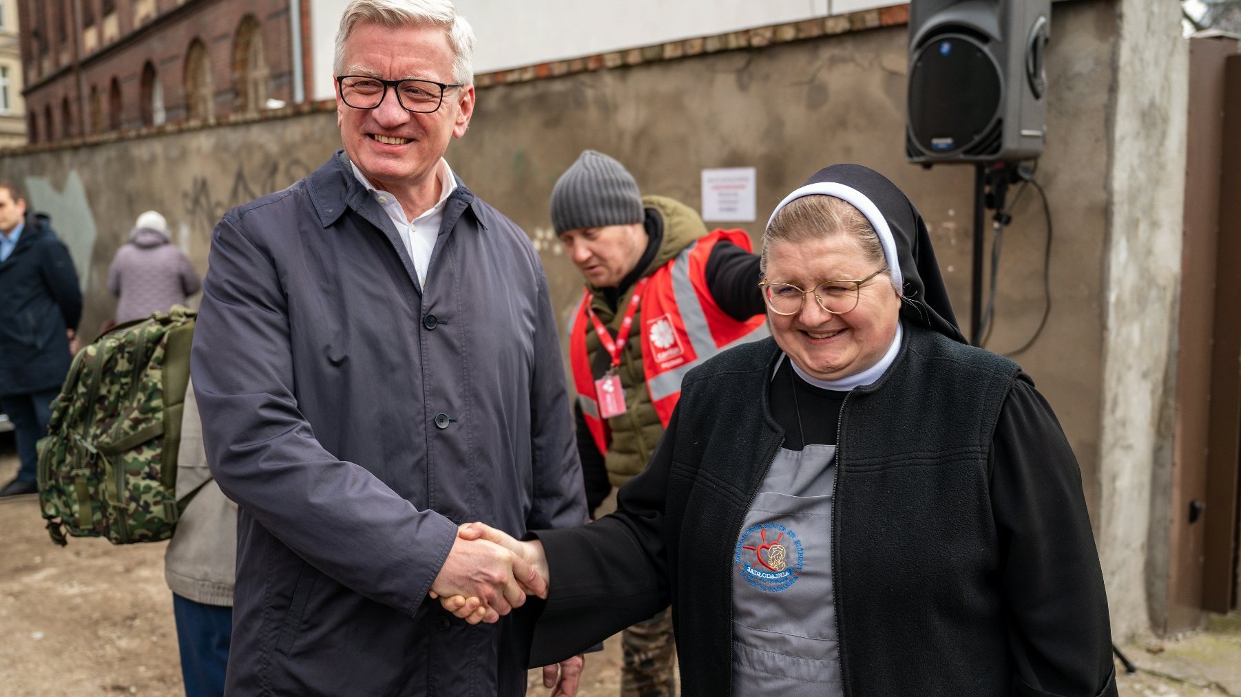 Galeria zdjęć przedstawia śniadanie wielkanocne dla osób potrzebujących przy ul. Łąkowej.