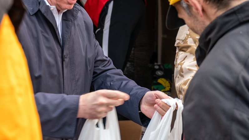 Galeria zdjęć przedstawia śniadanie wielkanocne dla osób potrzebujących przy ul. Łąkowej.