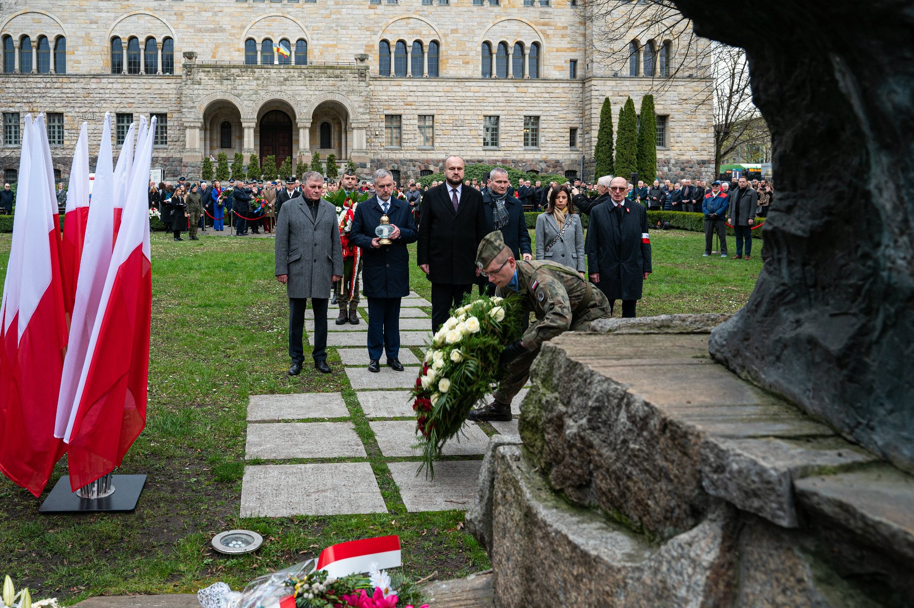 Galeria z uroczystości pod Pomnikiem Ofiar Katynia i Sybiru - grafika rozmowy