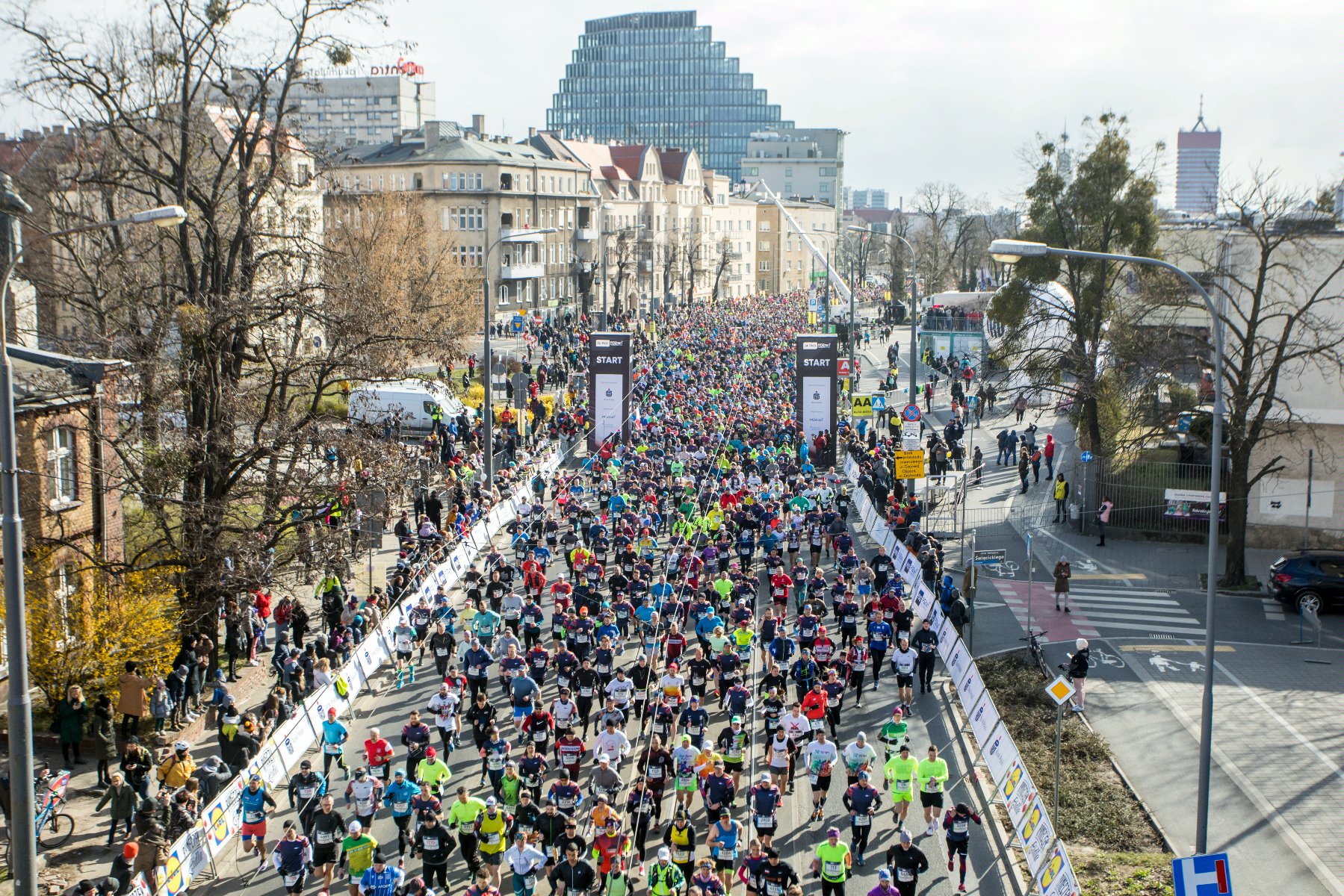 Biegacze podczas zeszłorocznego półmaratonu - grafika rozmowy