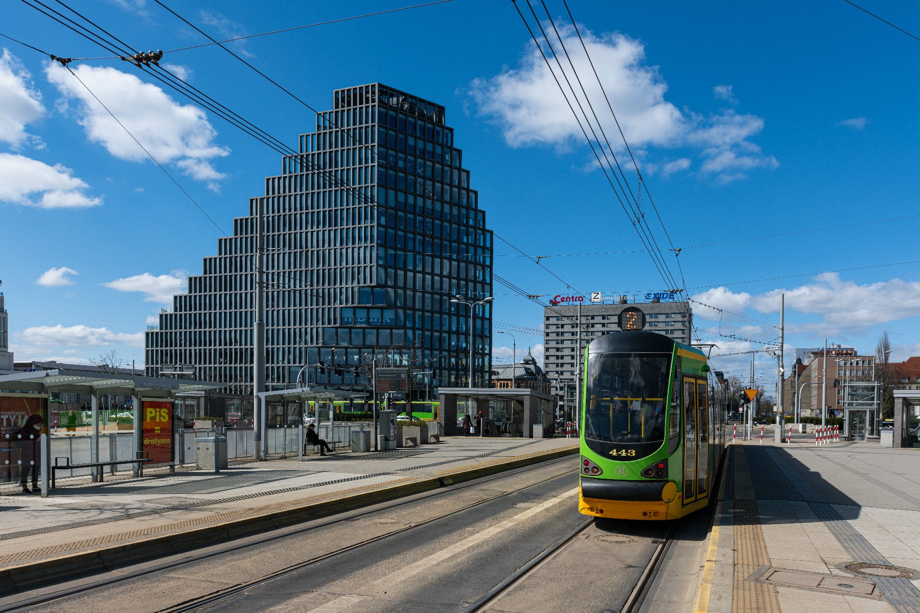 Tramwaje jadące przez most Uniwersytecki - grafika rozmowy