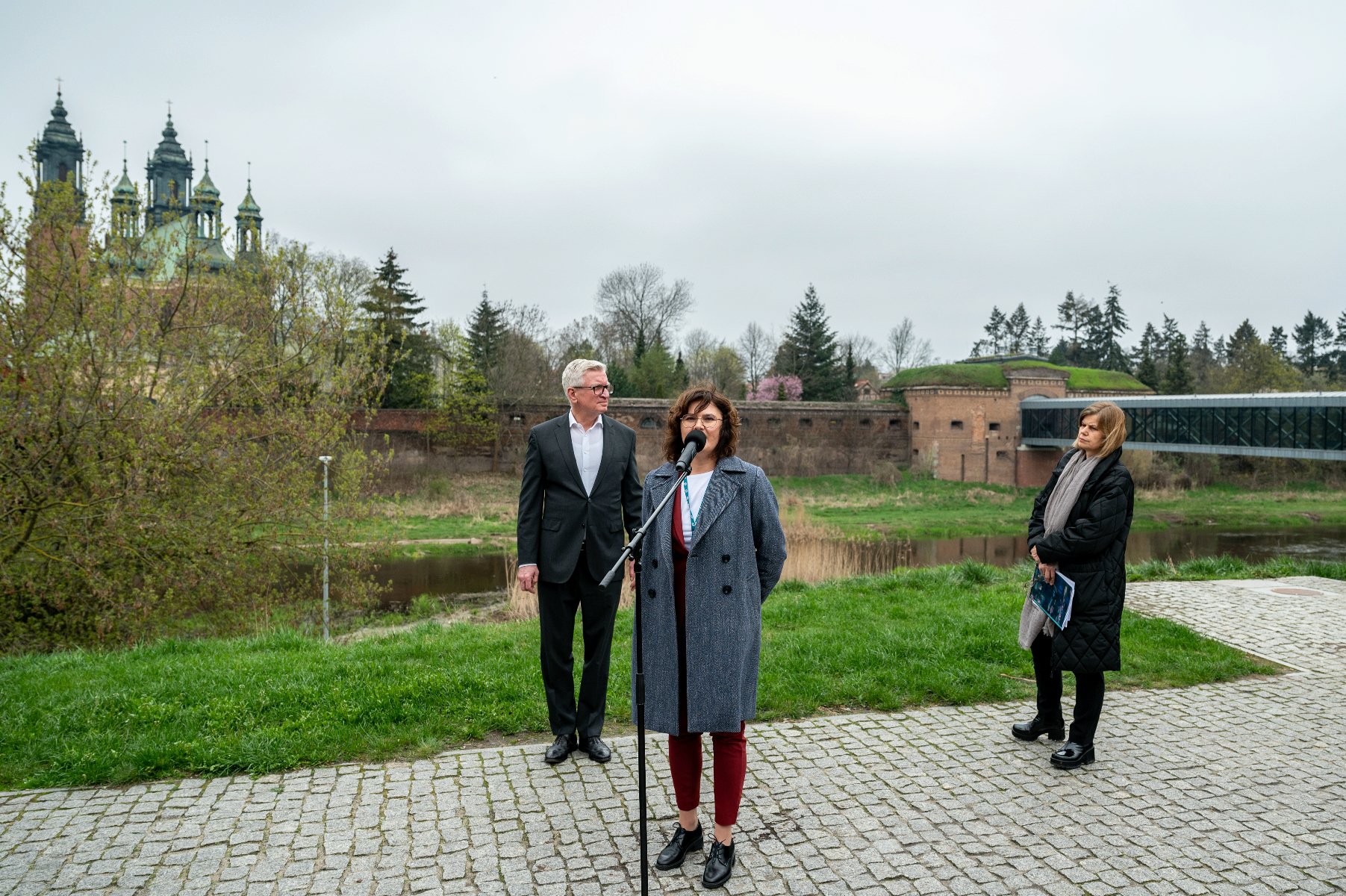 Od lewej: Jacek Jaśkowiak, prezydent Poznania, Monika Herkt, dyrektor Poznańskiego Centrum Dziedzictwa i Arleta Kolasińska z Fundacji Puenta. - grafika rozmowy