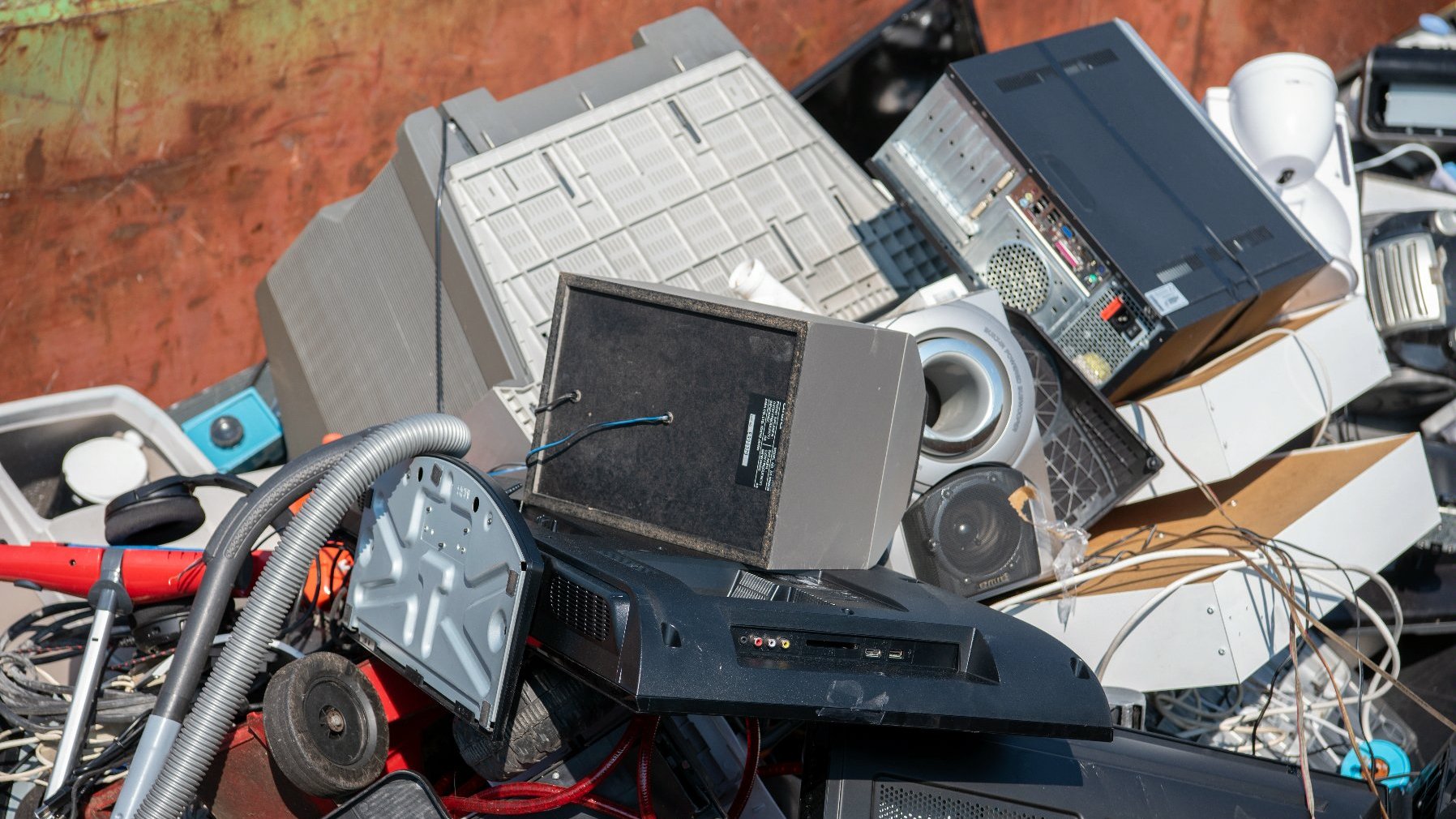 Galeria zdjęć przedstawia różnego rodzaju odpady - opony, pralki, elektronikę.