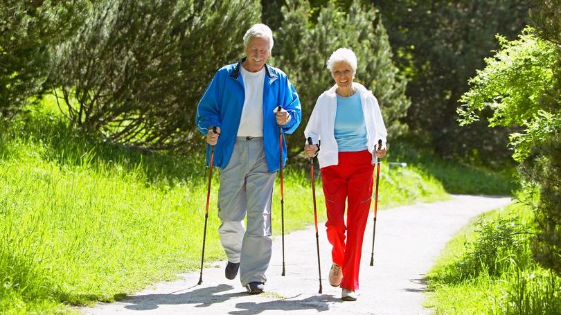 Na zdjęciu dwoje seniorów podczas nordic walking