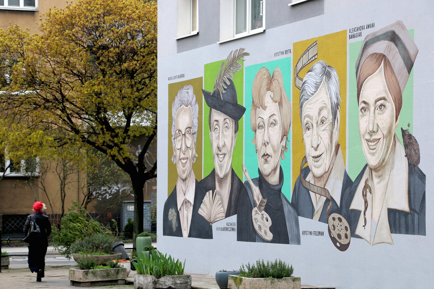 Zdjęcie przedstawia mural, na którym widać pięć związanych z Jeżycami kobiet: misjonarkę Wandę Błeńskę, aktorkę Krystynę Feldman, pielęgniarkę i uczestniczkę Poznańskiego Czerwca "56 Aleksandrę Banasiak oraz pisarki: Kazimierę Iłłakowiczównę oraz Krystynę Koftę. - grafika rozmowy