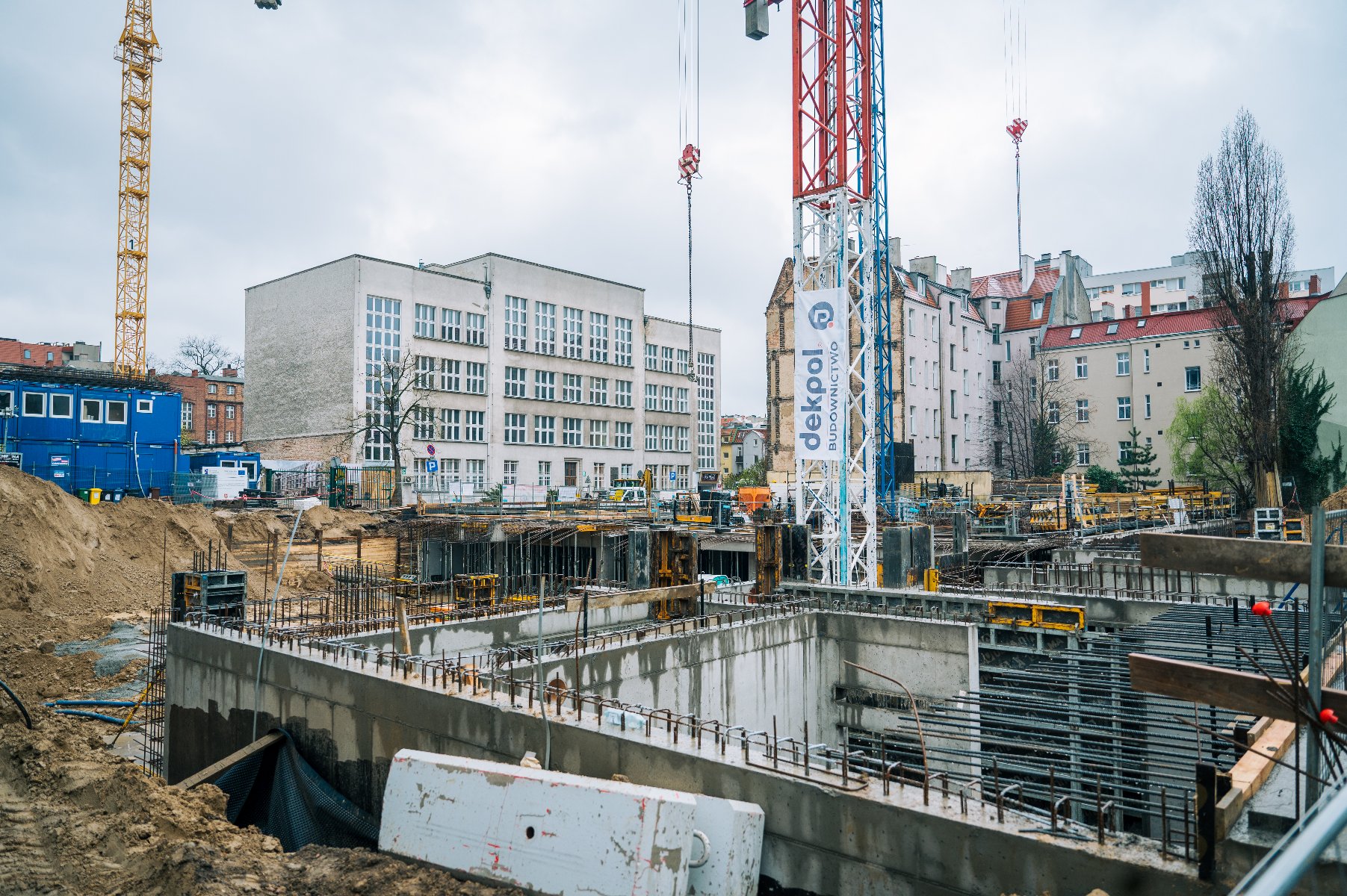 Zdjęcie przedstawia plac budowy nowego laboratorium kryminalistycznego w Poznaniu, - grafika rozmowy