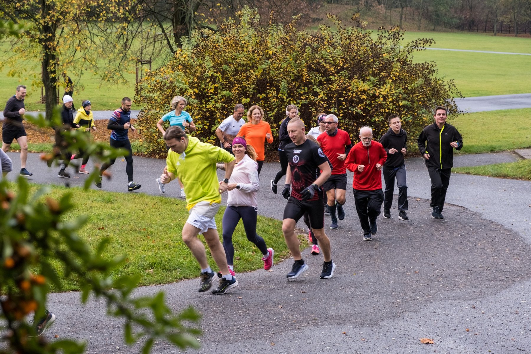 Zdjęcie z parkrunu odbywającego się na Cytadeli - grafika rozmowy