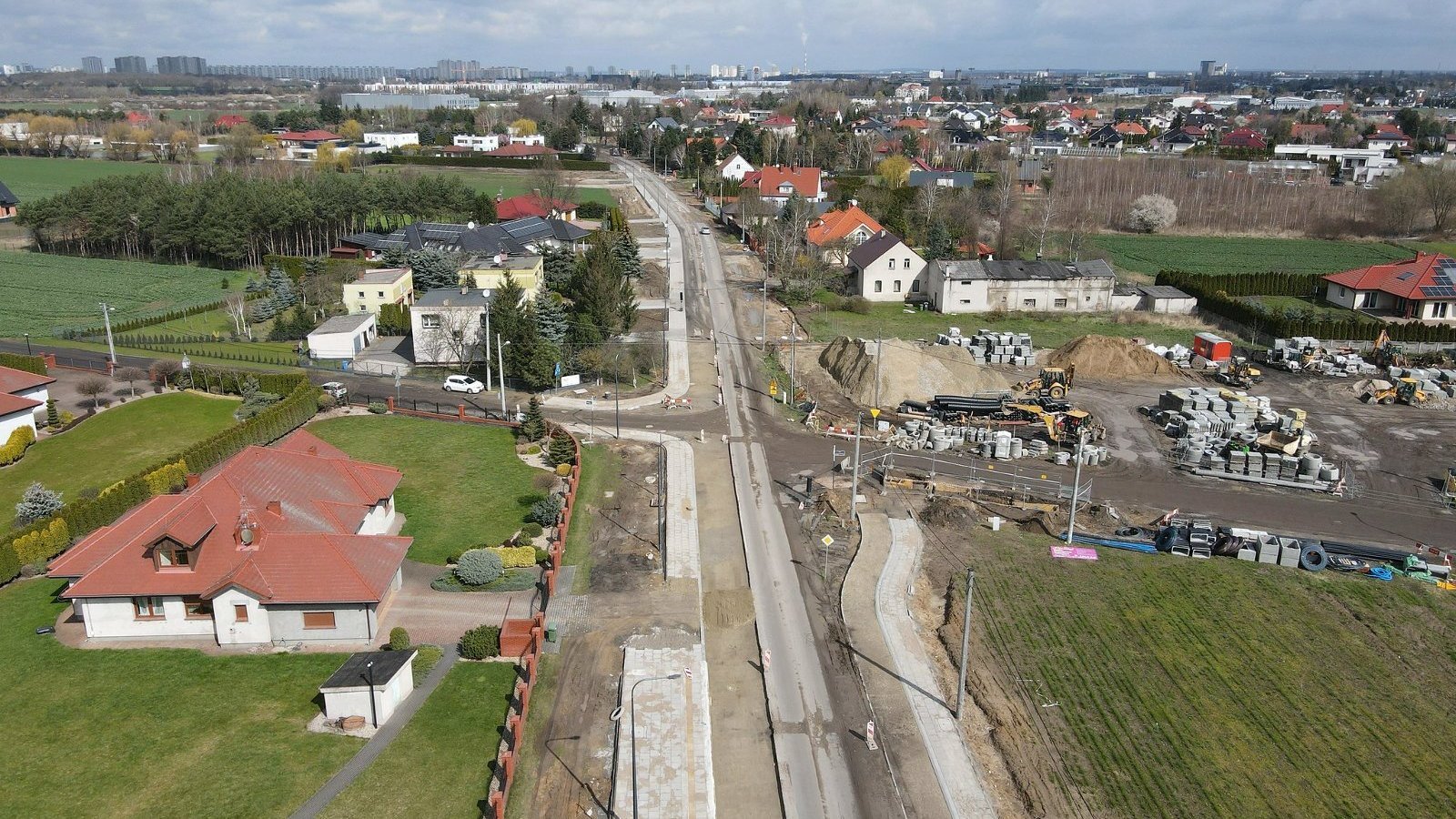 Na zdjęciu remontowana ulica widziana z lotu ptaka, wokół widać domy i las