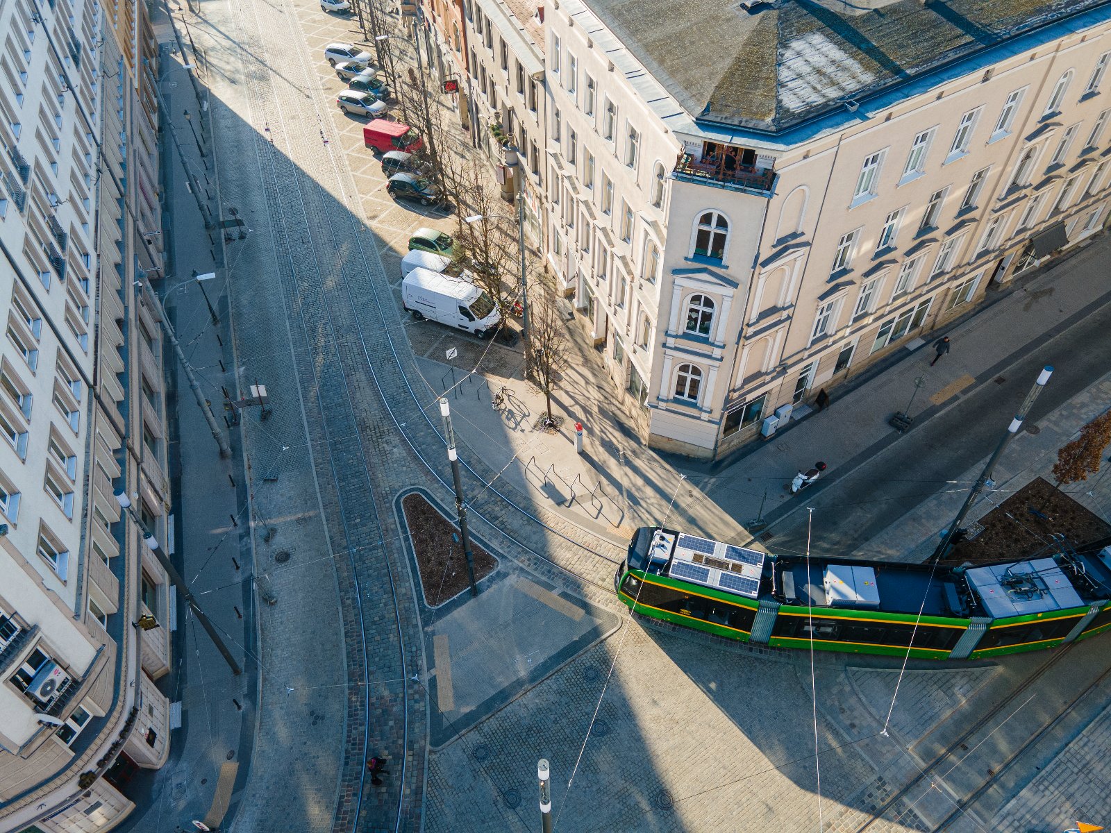 Na zdjęciu skrzyżowaniu Al. Marcinkowskiego i ul. Podgórnej i skręcający tramwaj - grafika rozmowy